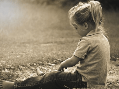 夢(mèng)見(jiàn)尸體是讓人感覺(jué)很恐怖的事情，近日就有網(wǎng)友夢(mèng)見(jiàn)日本宮城亙理町的施工現(xiàn)場(chǎng)驚現(xiàn)一具白骨女尸。夢(mèng)境中宮城縣亙理署警方發(fā)布消息稱(chēng)，根據(jù)專(zhuān)家的鑒定結(jié)果，這具白骨是室町時(shí)代（1336年-1573年）的一名女性，距今已至少400多年。由于施工現(xiàn)場(chǎng)距離海岸約600米左右，警方判斷該具尸體或?yàn)榈卣馂?zāi)害的受害者。像這樣夢(mèng)見(jiàn)女尸預(yù)示著什么呢？下面周公解夢(mèng)帶您了解夢(mèng)見(jiàn)女尸意味著什么。