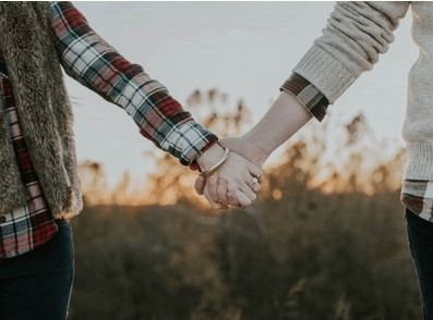 夢(mèng)見和異性牽手